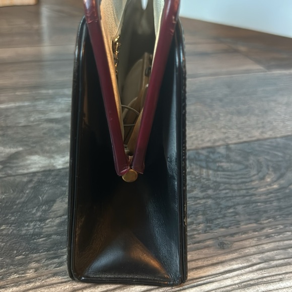 Vintage Palizzio by New York Over the Shoulder Purse With Gold Latch - Picture 8 of 13